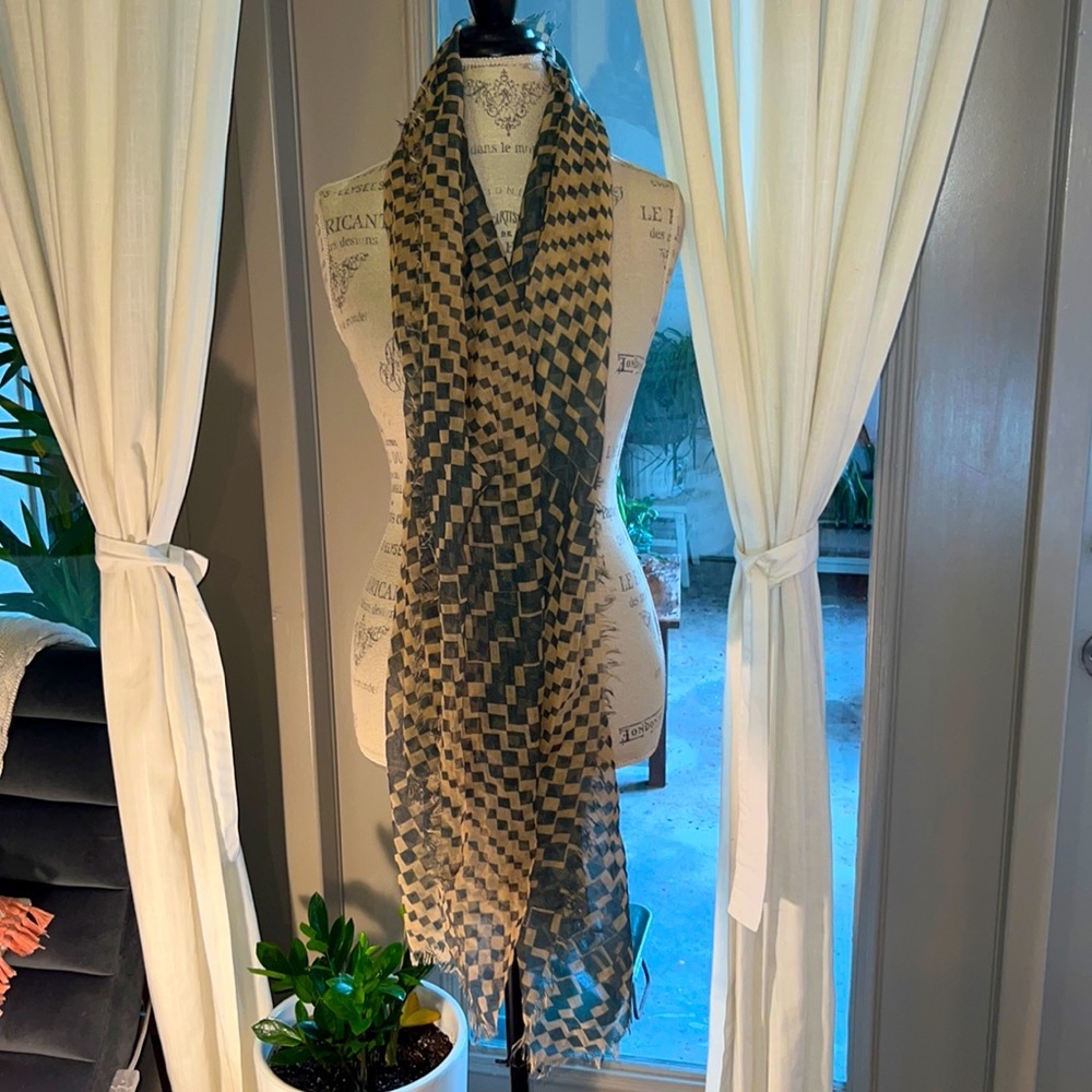 Navy blue & tan checkered lightweight neck scarf 🧣 shawl wrap one size fits all - Picture 2 of 5